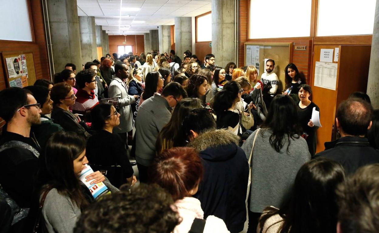 Docenas de alumnos esperan para un examen en el Aulario de Valladolid. 