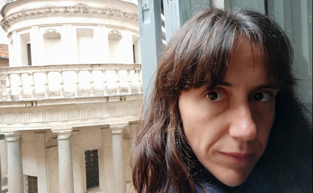 Ana, en la ventana de su estudio con vistas al Tempietto de Bramante, en la Academia de España en Roma. 