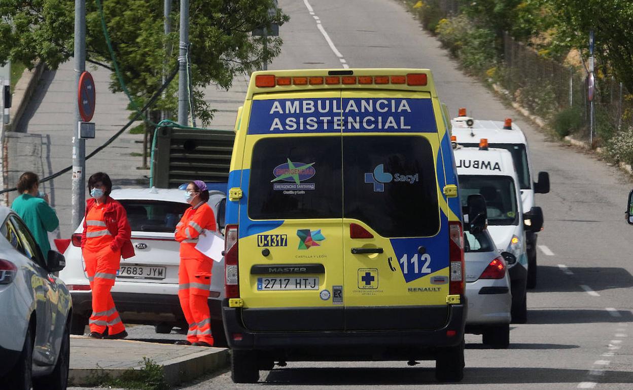 Ambulancias y personal sanitario en las inmediaciones del Hospital General de Segovia, este lunes. 