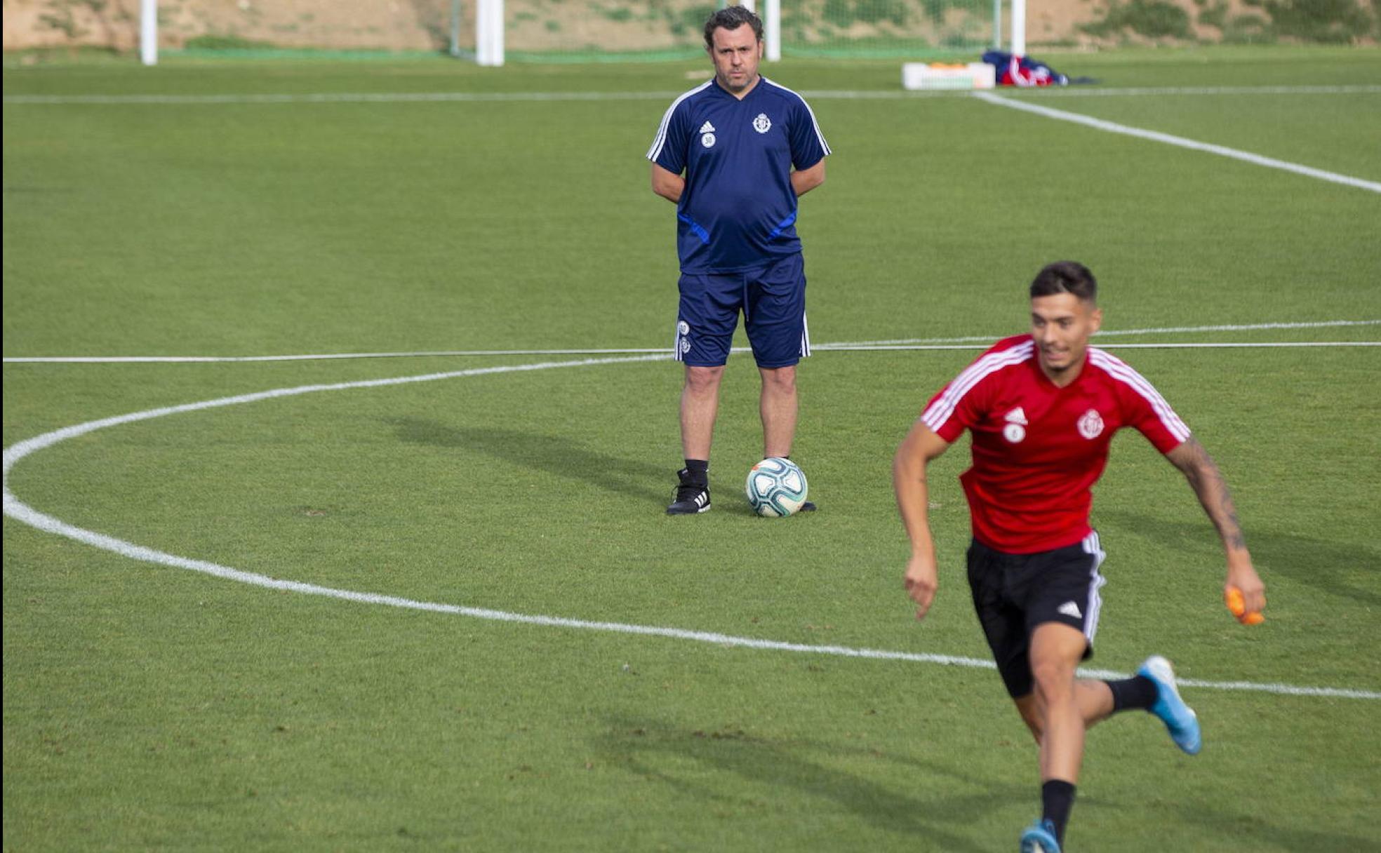 Sergio González observa la carrera de Javi Sánchez en un entrenamiento en los Anexos a Zorrilla. 