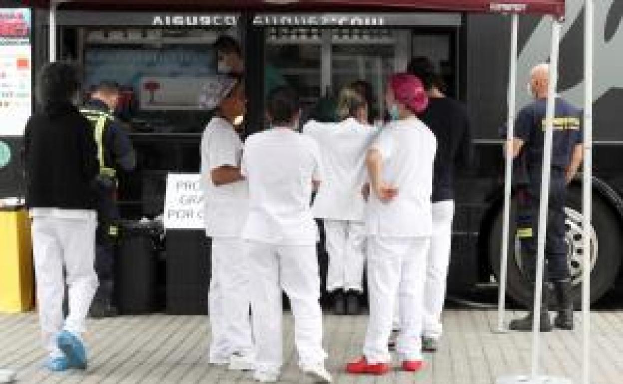 Un momento de descanso de los sanitarios y trabajadores de los hospitales de campaña instalados en Ifema. 