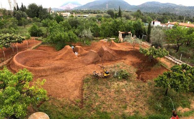 Detalle del terreno que tiene la finca en la que está confinada Teresa en Castellón.