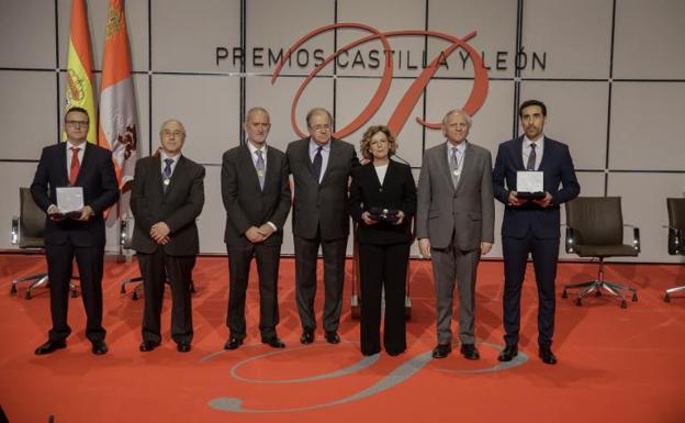 Entrega de los Premios Castilla y León en abril del año pasado. Los galardonados posan con Juan Vicente Herrera.