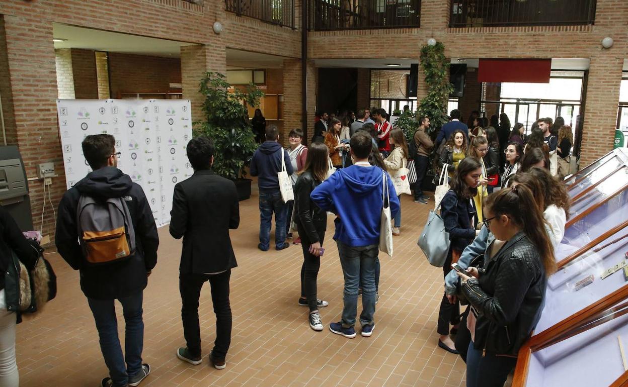 Estudiantes universitarios en la Facultad de Farmacia de la USAL. 