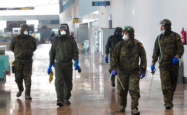 Labores de desinfección en el aeropuerto de Vigo. 