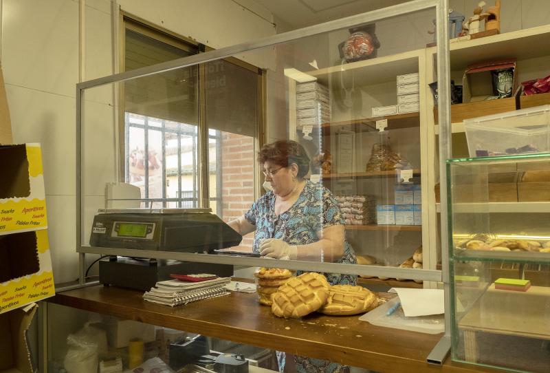 Toñi Jiménez despacha pan en la Panadería Laguna, en Villalar de los Comuneros.