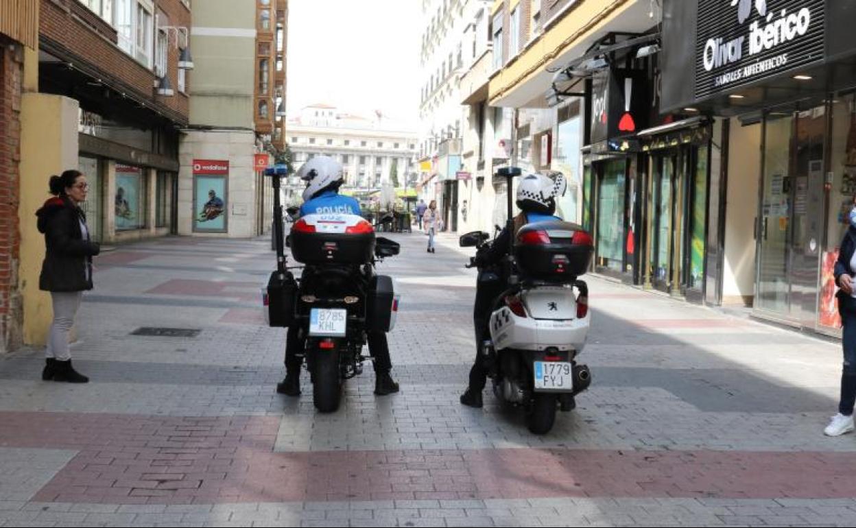 Dos policías hablan con dos mujeres en la calle Mantería de Valladolid