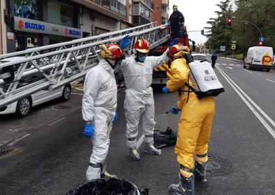 Imagen secundaria 1 - Rescate del anciano caído en su casa de Juan Carlos I y labores de desinfección de los trajes.