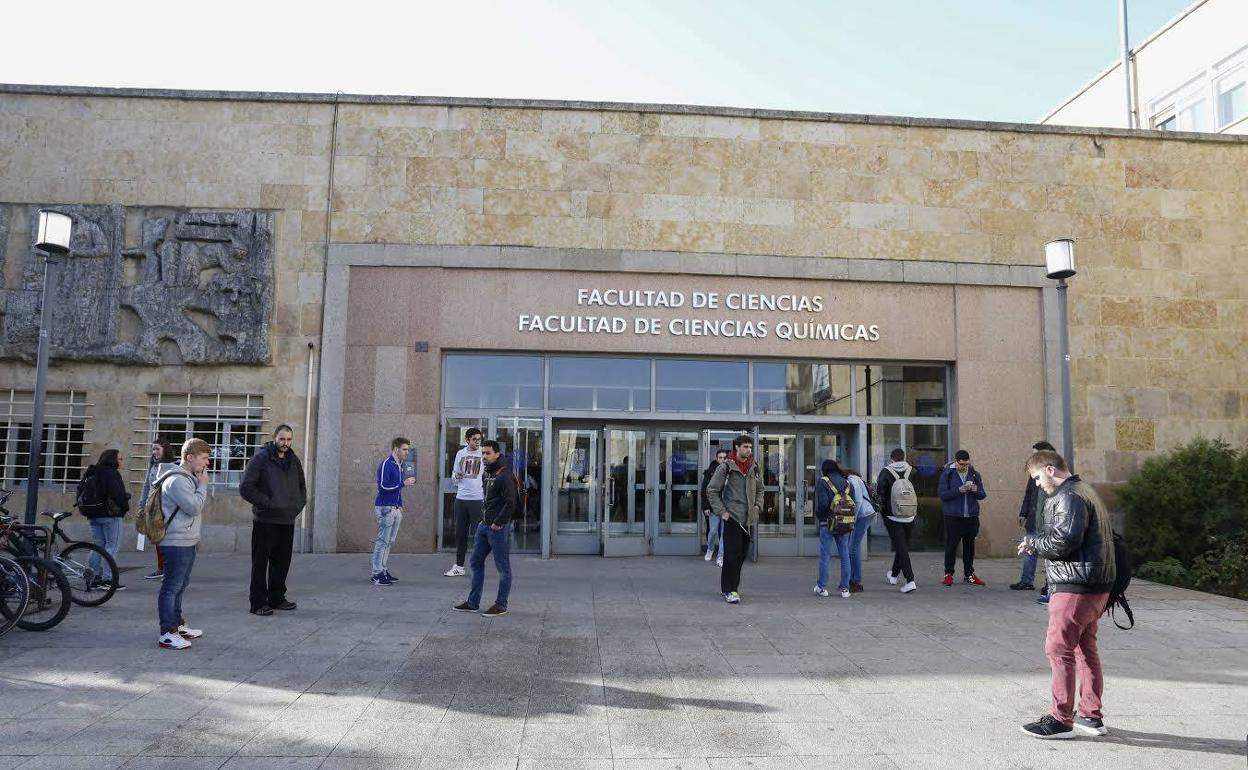 Alumnos de Ciencias a las puertas de la Facultad de Ciencias de la Universidad de Salamanca