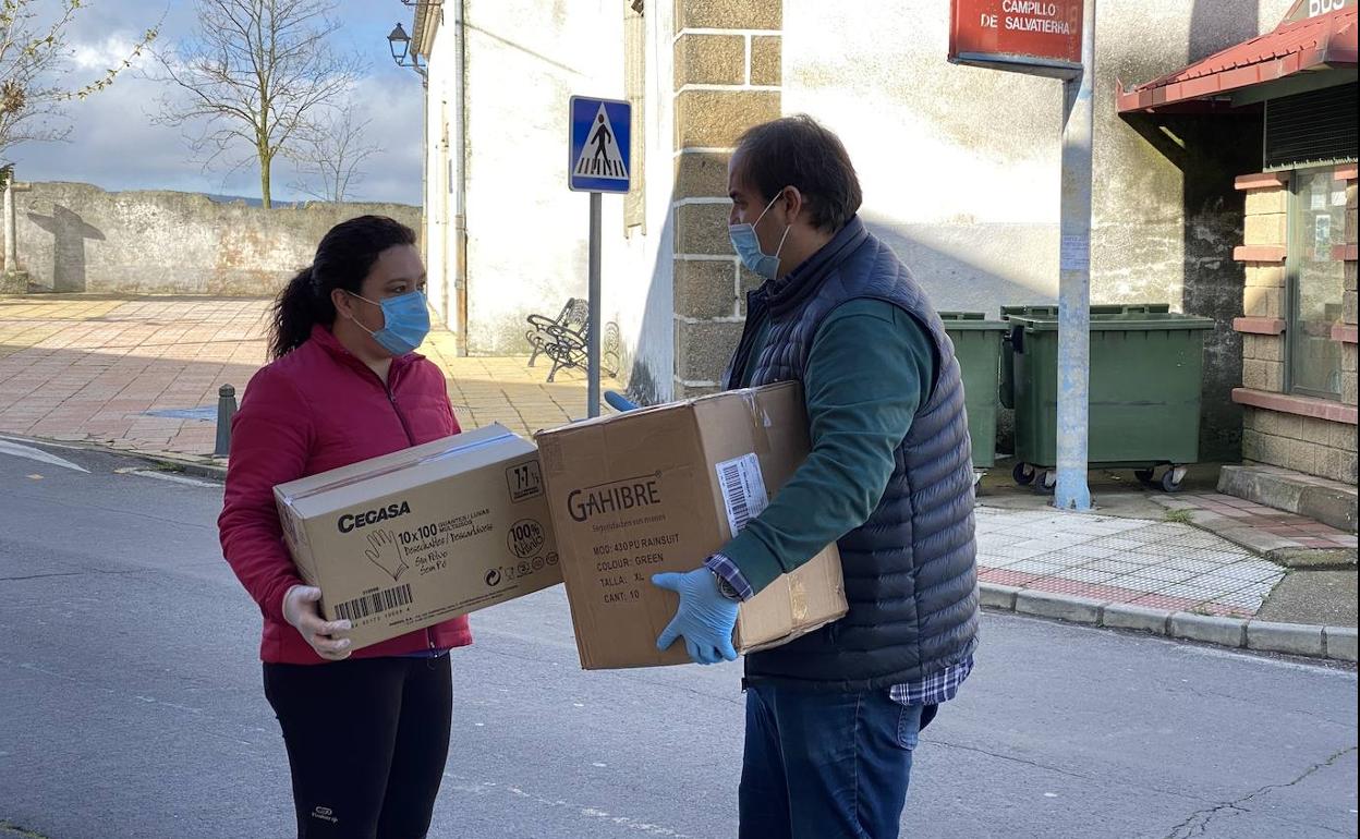 Entrega del material en Campillo de Salvatierra. 