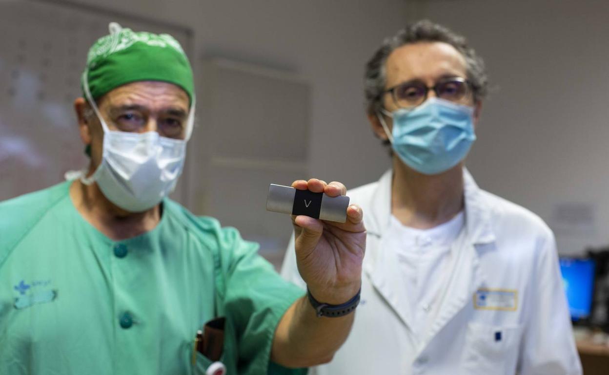 Los doctores Jerónimo Rubio y Alberto San Román muestra en minielectrocardiógrafo.