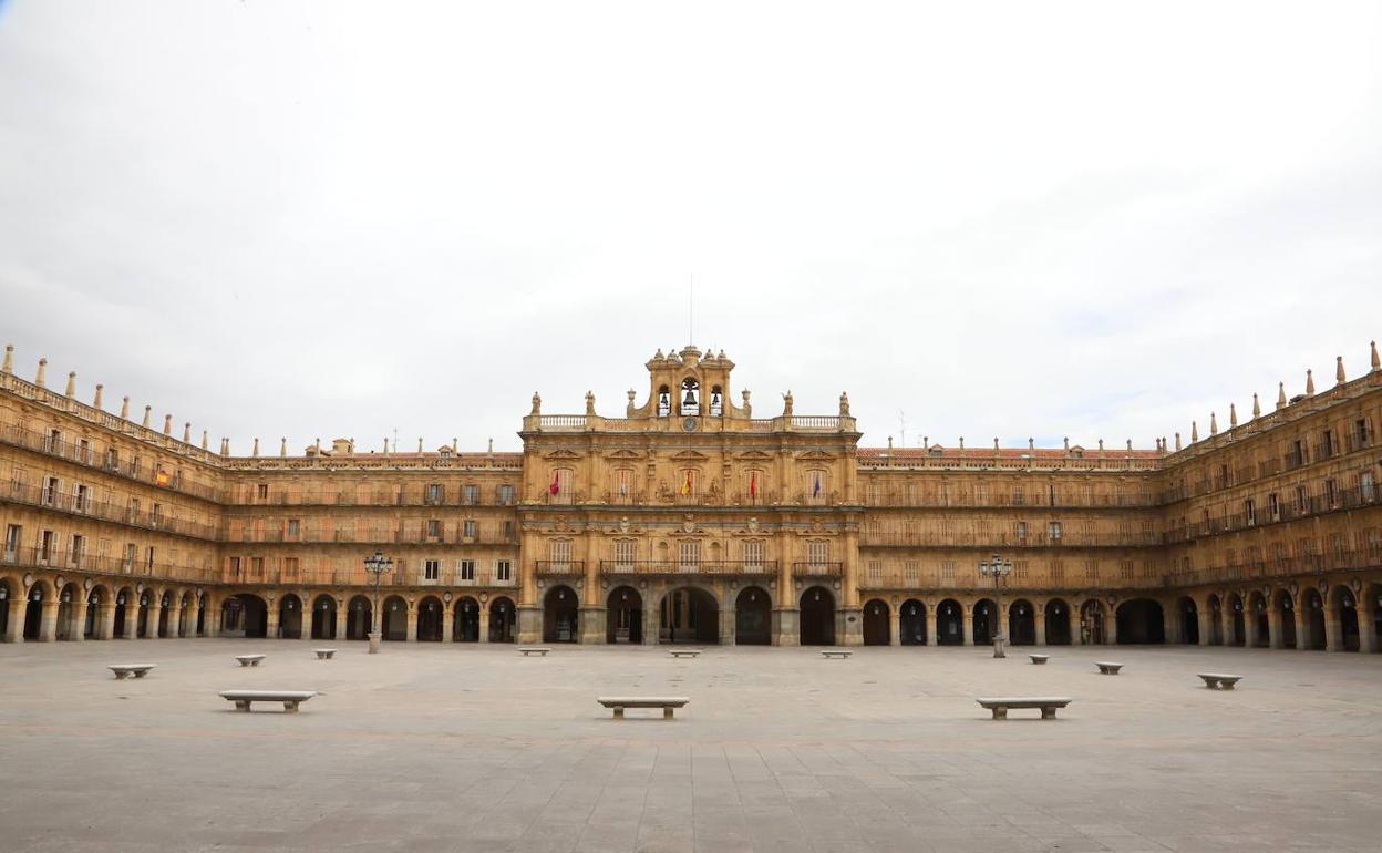 La Plaza Mayor, totalmente vacía de salmantinos y turistas por la crisis del coronavirus. 