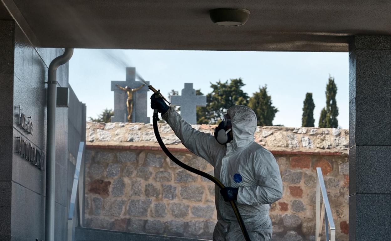 Un operario trabajando en labores de desinfección en la residencia para mayores Decanos de Ávila