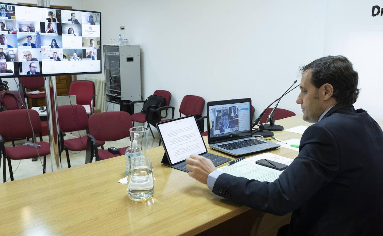 El presidente de la Diputación, Conrado Íscar, durante el pleno telemático. 