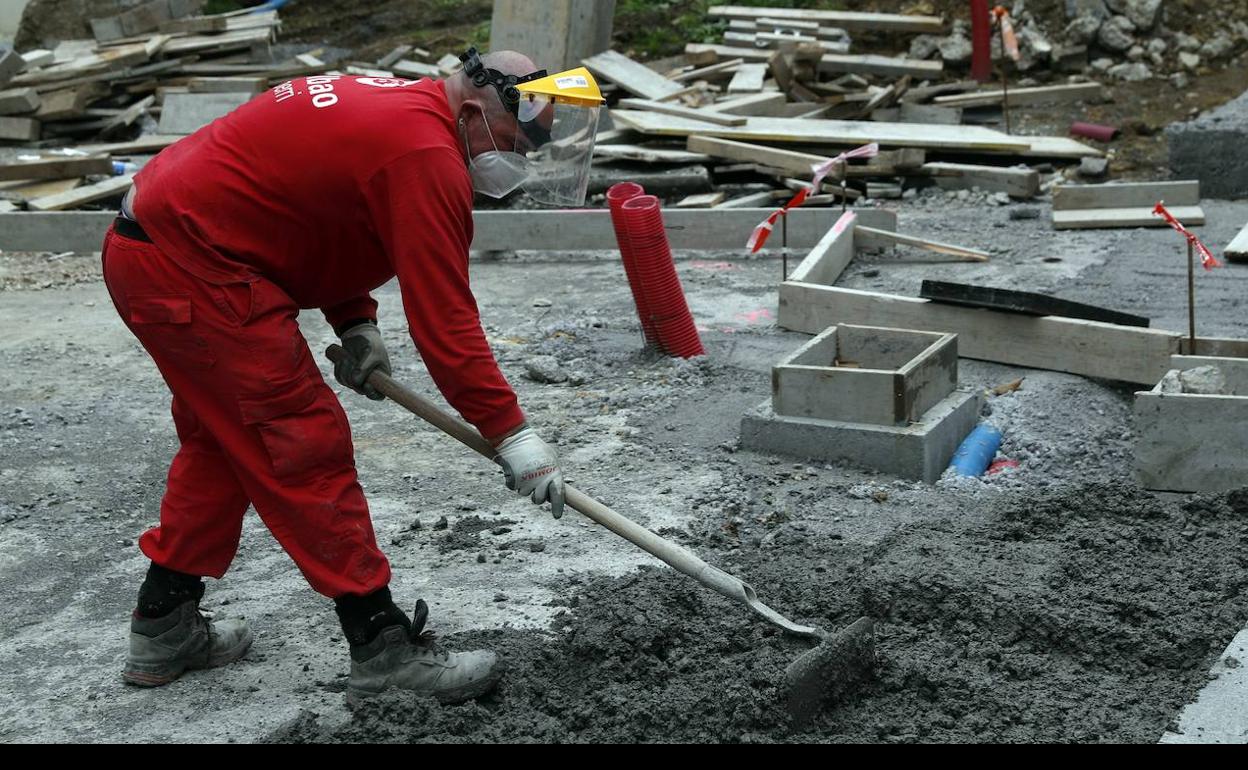 Un trabajador de la construcción con la mascarilla.