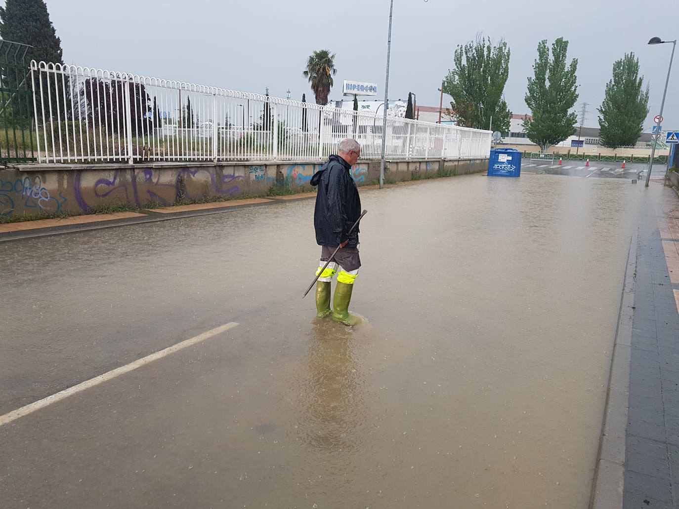 En Arroyo, donde la lluvia estuvo acompañada de granizo, los bomberos recibieron alrededor de una veintena de avisos por inundaciones de garajes y locales