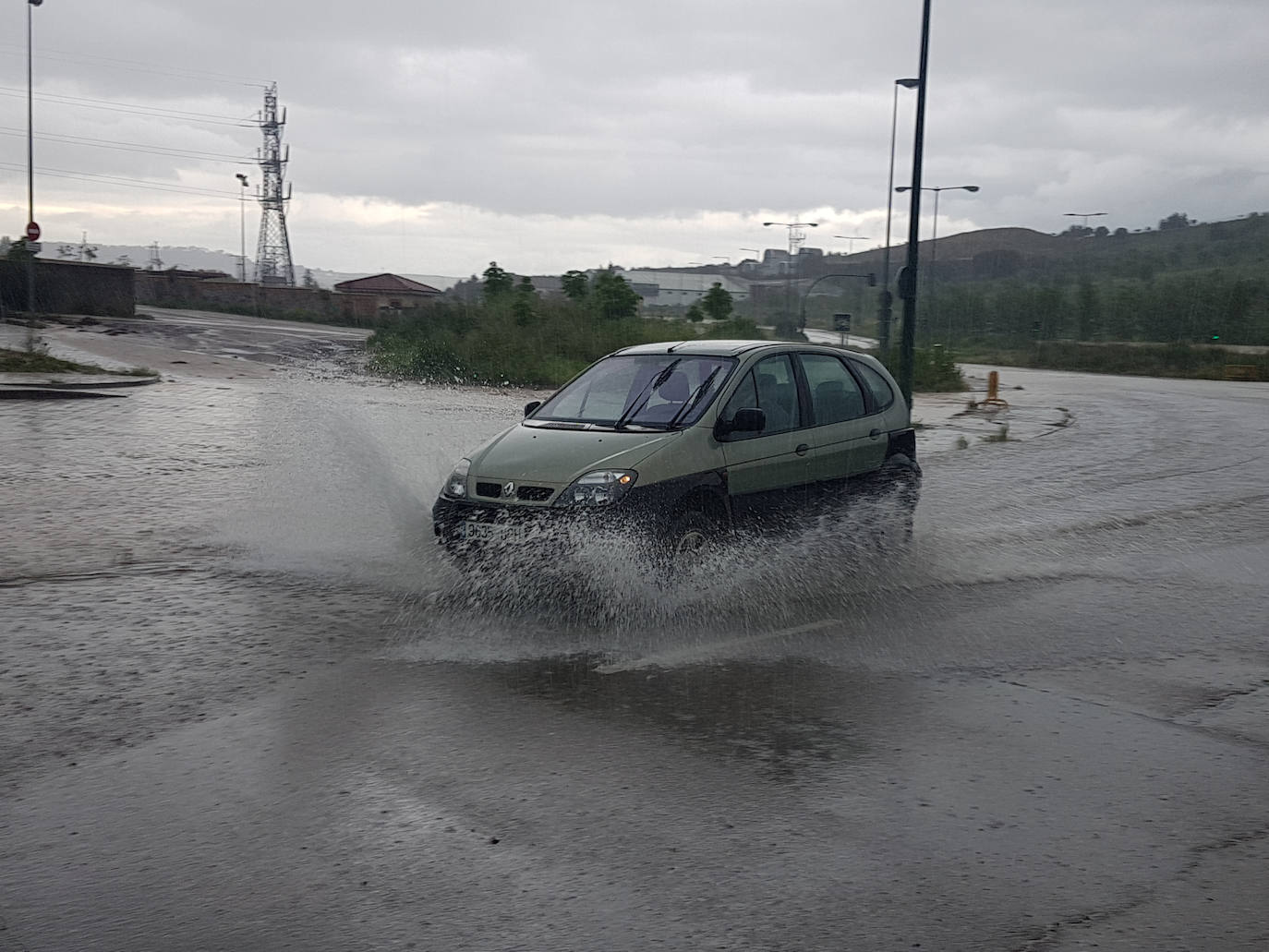 En Arroyo, donde la lluvia estuvo acompañada de granizo, los bomberos recibieron alrededor de una veintena de avisos por inundaciones de garajes y locales