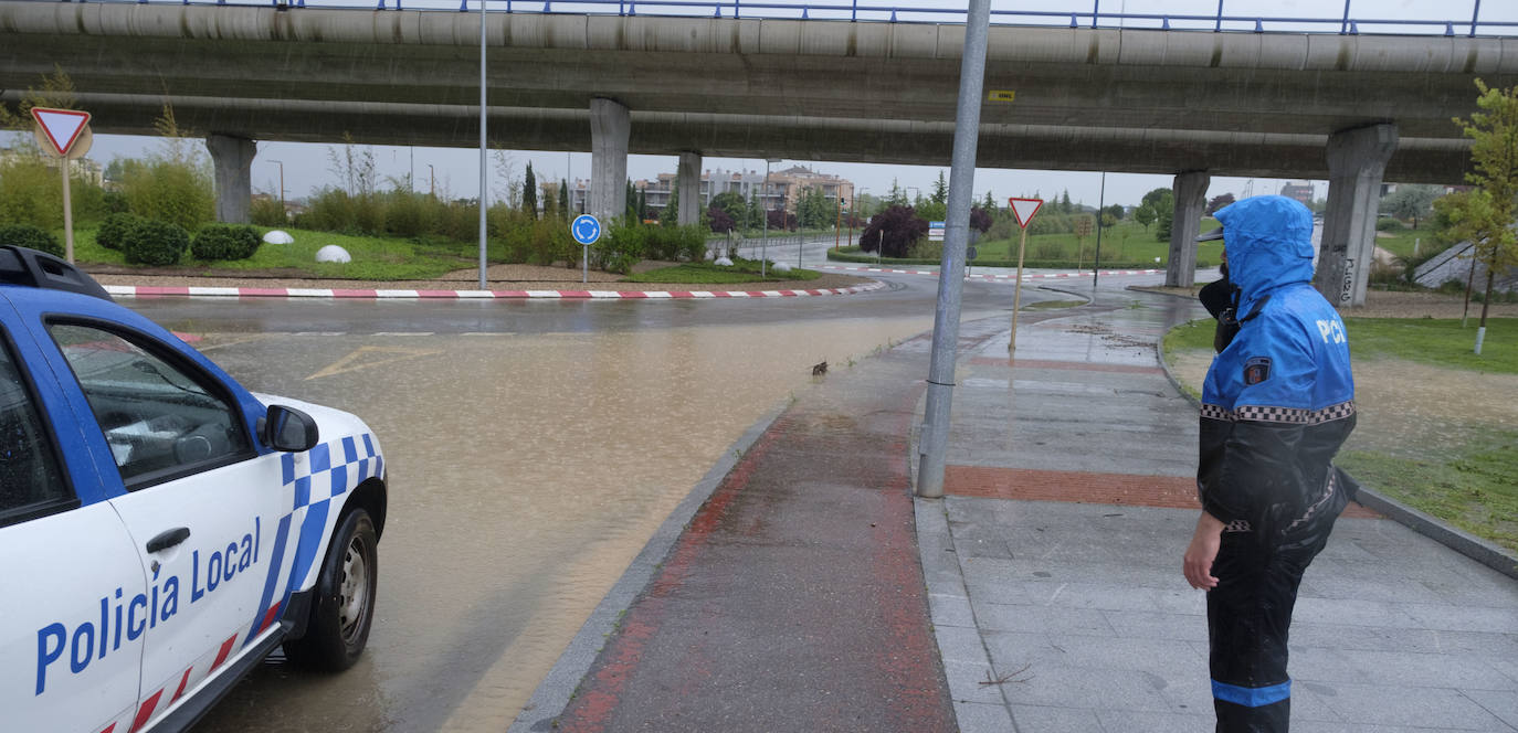 En Arroyo, donde la lluvia estuvo acompañada de granizo, los bomberos recibieron alrededor de una veintena de avisos por inundaciones de garajes y locales