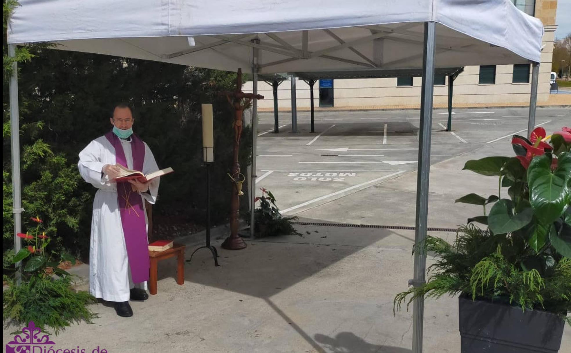 Un párroco en la carpa habilitada junto al cementerio para los oficios fúnebres.