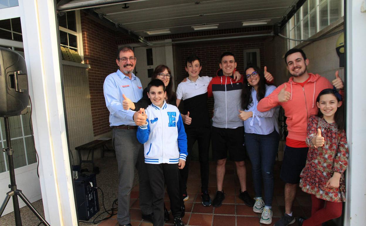 La familia Muñoz Andrés, a la puerta de su vivienda del barrio de Nueva Segovia. 