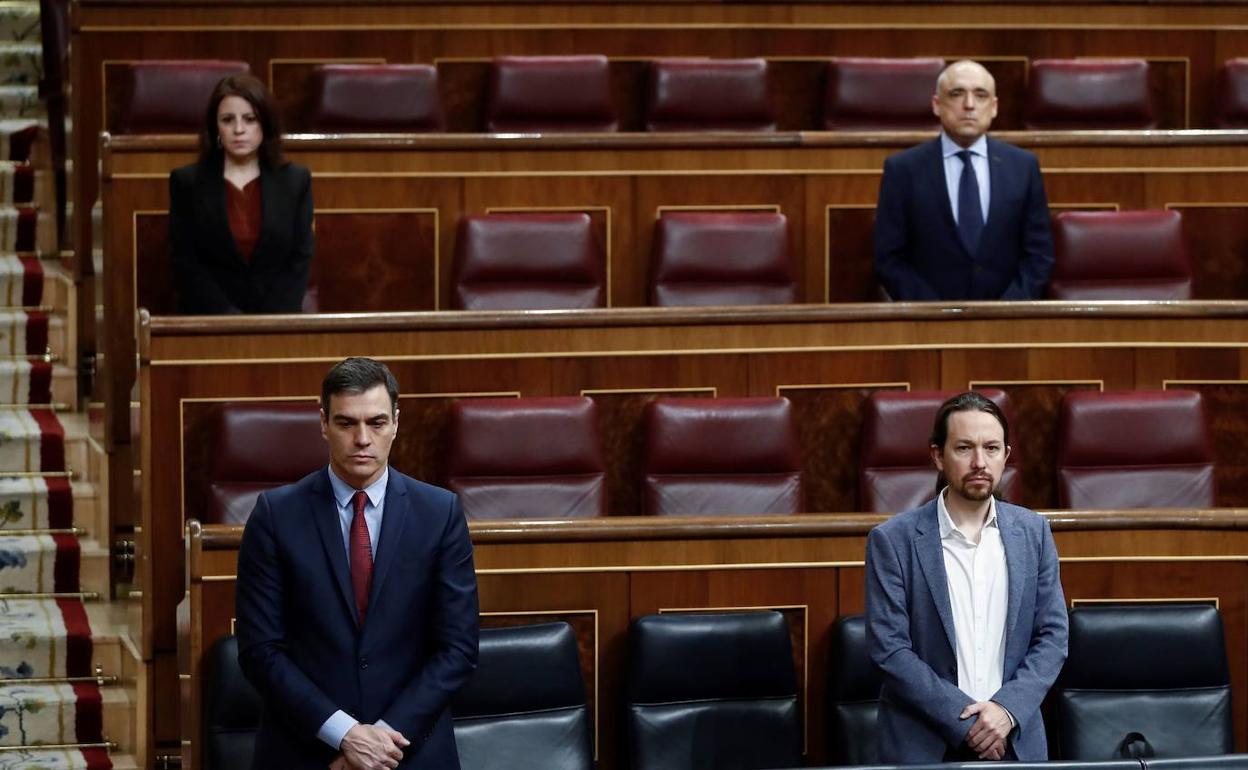 Sánchez e Igleisas, en sus escaños del banco azul del Congreso.