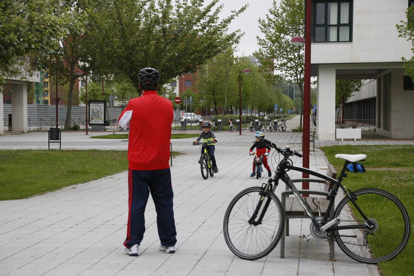 Fotos: Los niños de Valladolid salen a la calle después de mes y medio confinados