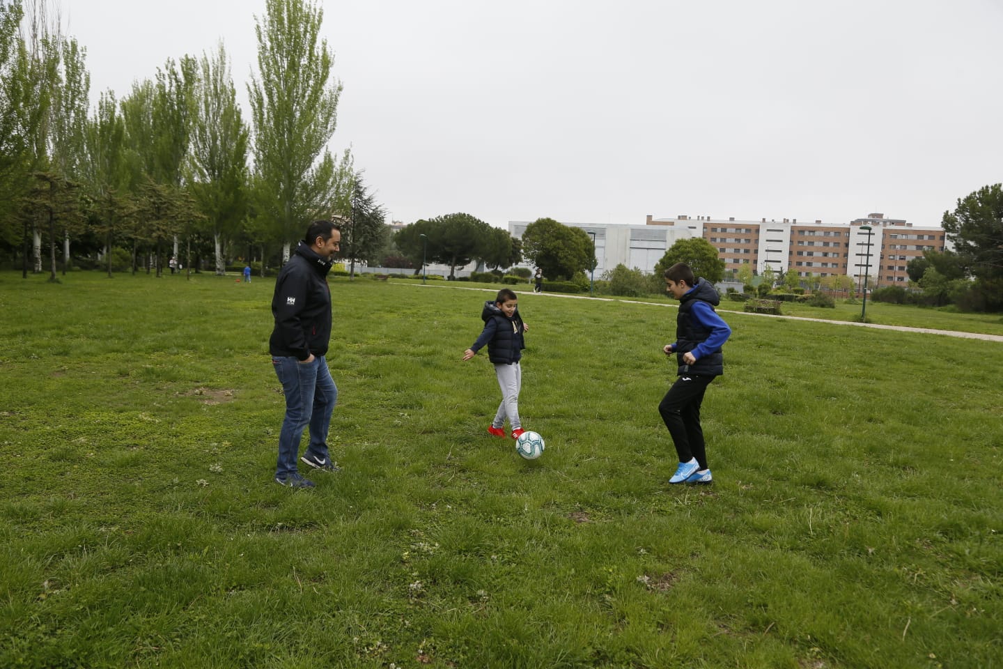 Fotos: Los niños de Valladolid salen a la calle después de mes y medio confinados