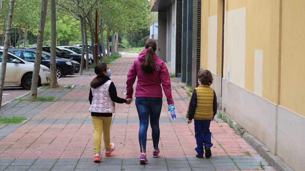 Fotos: Los niños de Valladolid salen a la calle después de mes y medio confinados