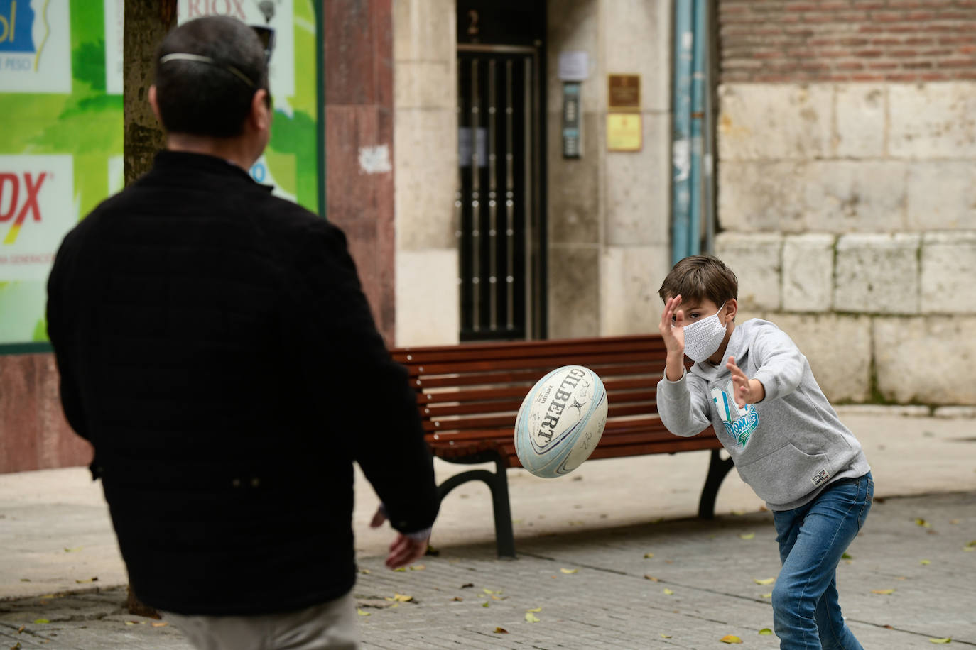 Fotos: Los niños de Valladolid salen a la calle después de mes y medio confinados