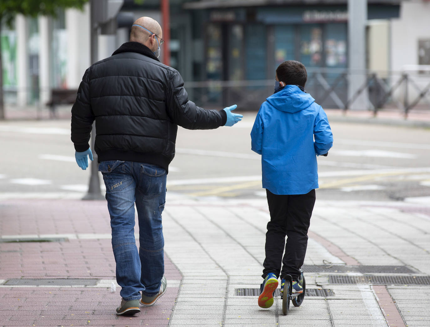 Fotos: Los niños de Valladolid salen a la calle después de mes y medio confinados