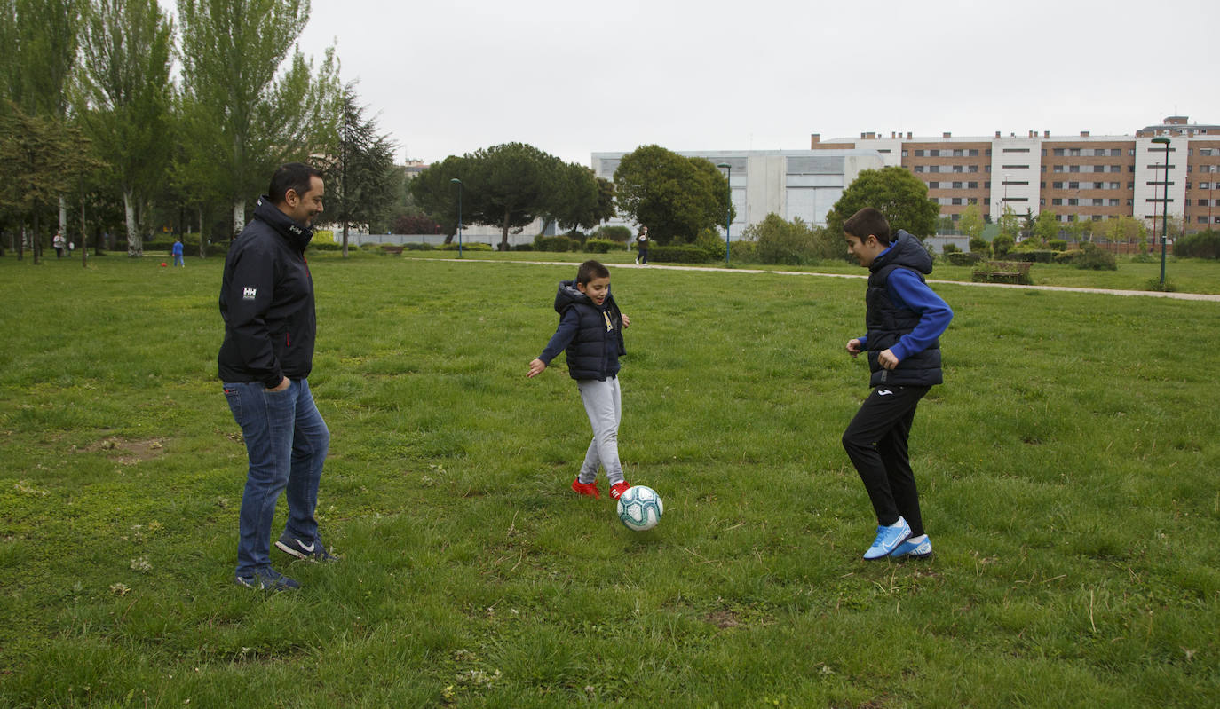 Fotos: Los niños de Valladolid salen a la calle después de mes y medio confinados