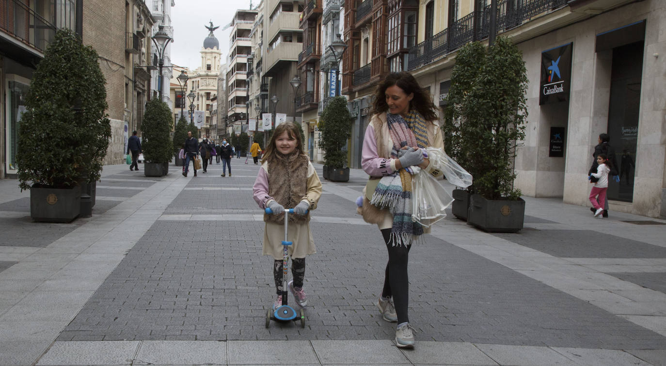 Fotos: Los niños de Valladolid salen a la calle después de mes y medio confinados