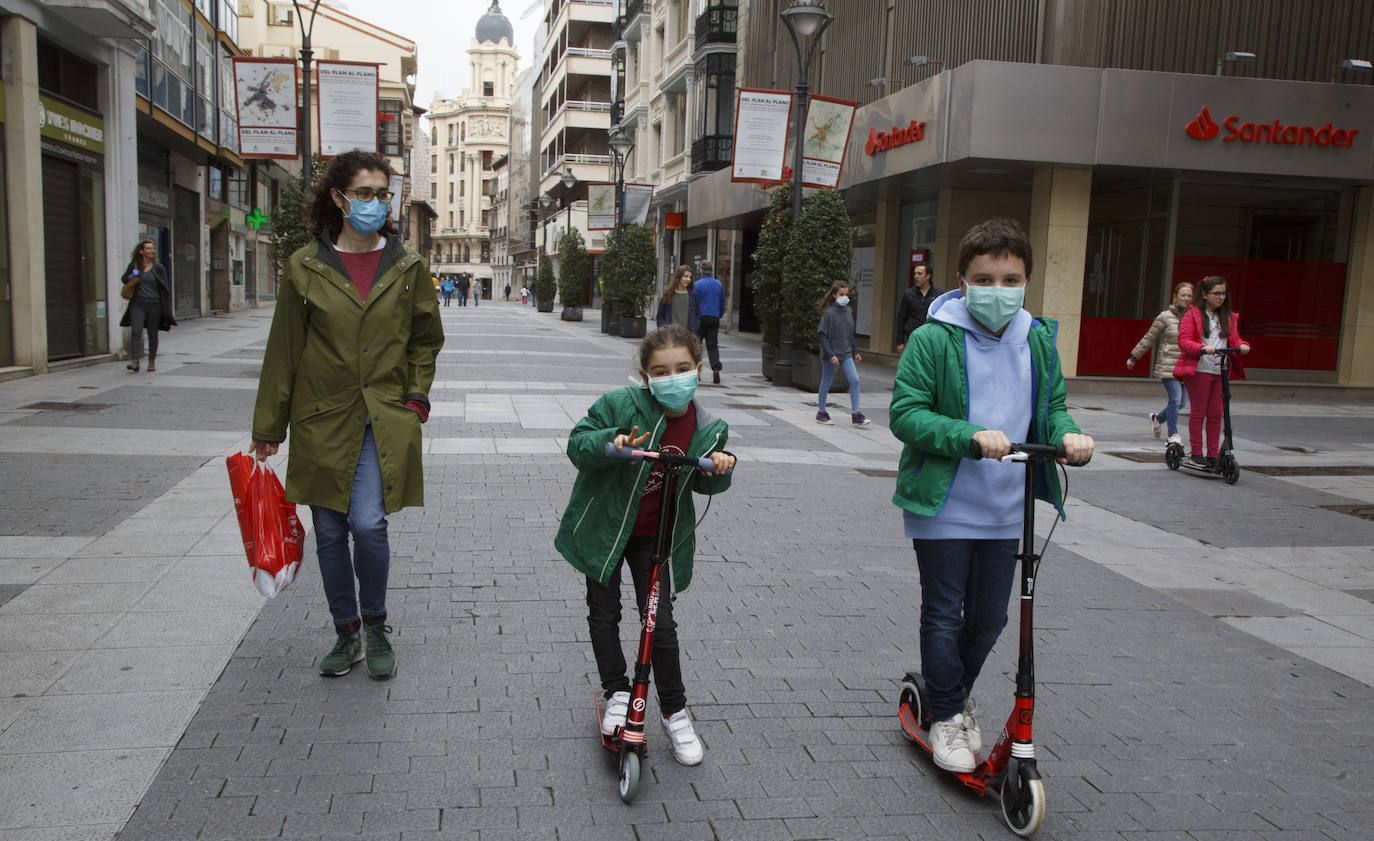 Fotos: Los niños de Valladolid salen a la calle después de mes y medio confinados