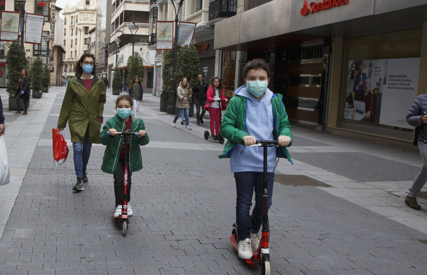 Fotos: Los niños de Valladolid salen a la calle después de mes y medio confinados