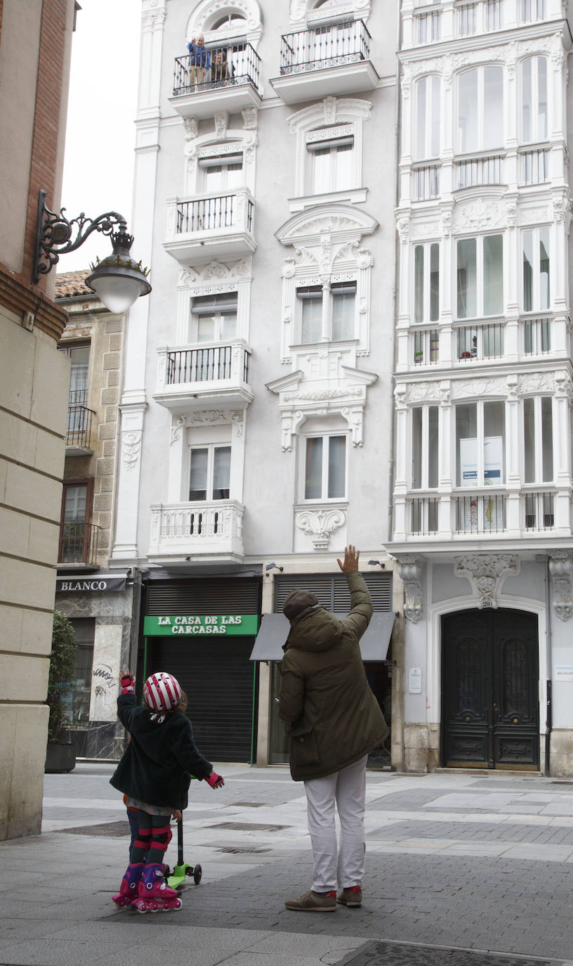 Fotos: Los niños de Valladolid salen a la calle después de mes y medio confinados