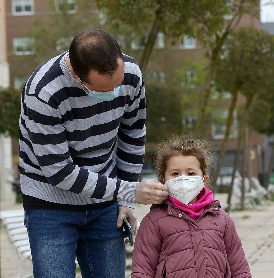 Fotos: Los niños de Valladolid salen a la calle después de mes y medio confinados