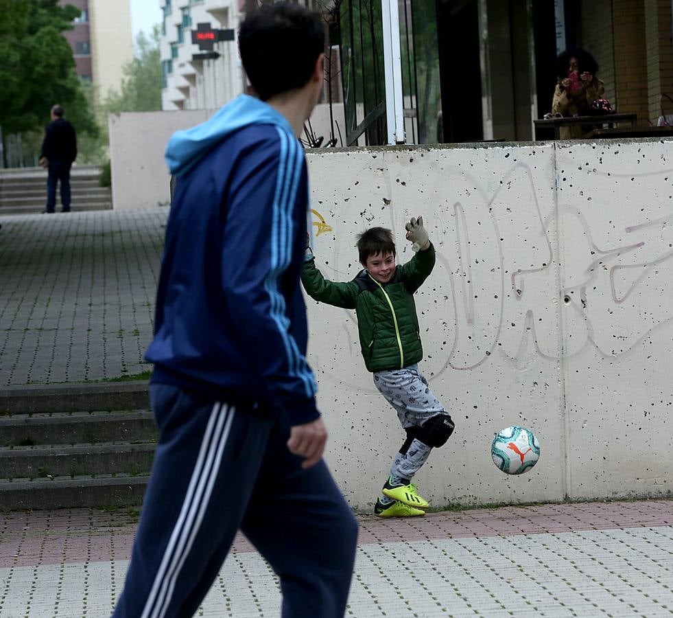 Fotos: Los niños de Valladolid salen a la calle después de mes y medio confinados