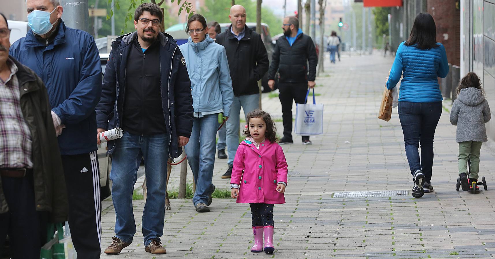 Fotos: Los niños de Valladolid salen a la calle después de mes y medio confinados