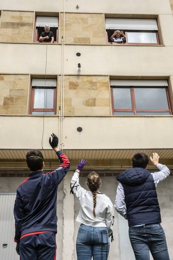 Fotos: Los niños de Valladolid salen a la calle después de mes y medio confinados