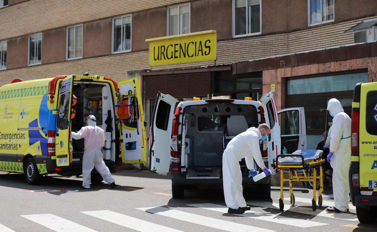 Personal sanitario a las puertas del hospital de Salamanca.