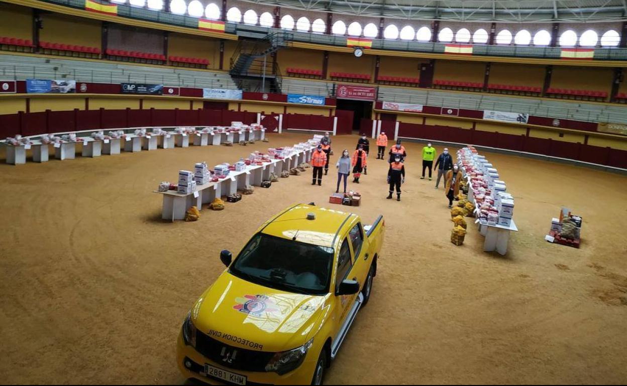 Todos los alimentos donados colocados ayer en lotes en la plaza de toros de Alba de Tormes.