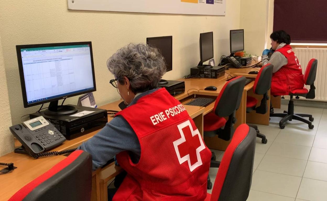 Personal de Cruz Roja atiende las llamadas al teléfono de apoyo emocional. 