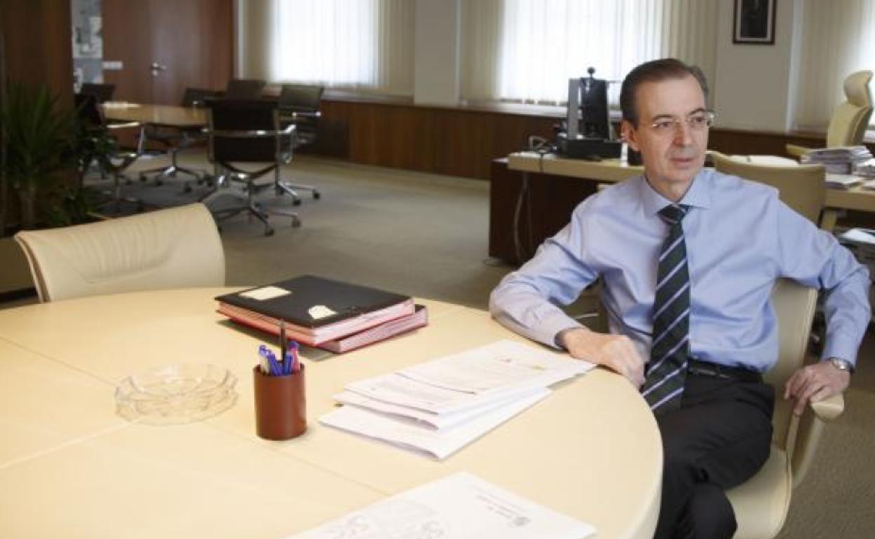 El consejero de Empleo e Industria, Germán Barrios, en su despacho durante la entrevista. 