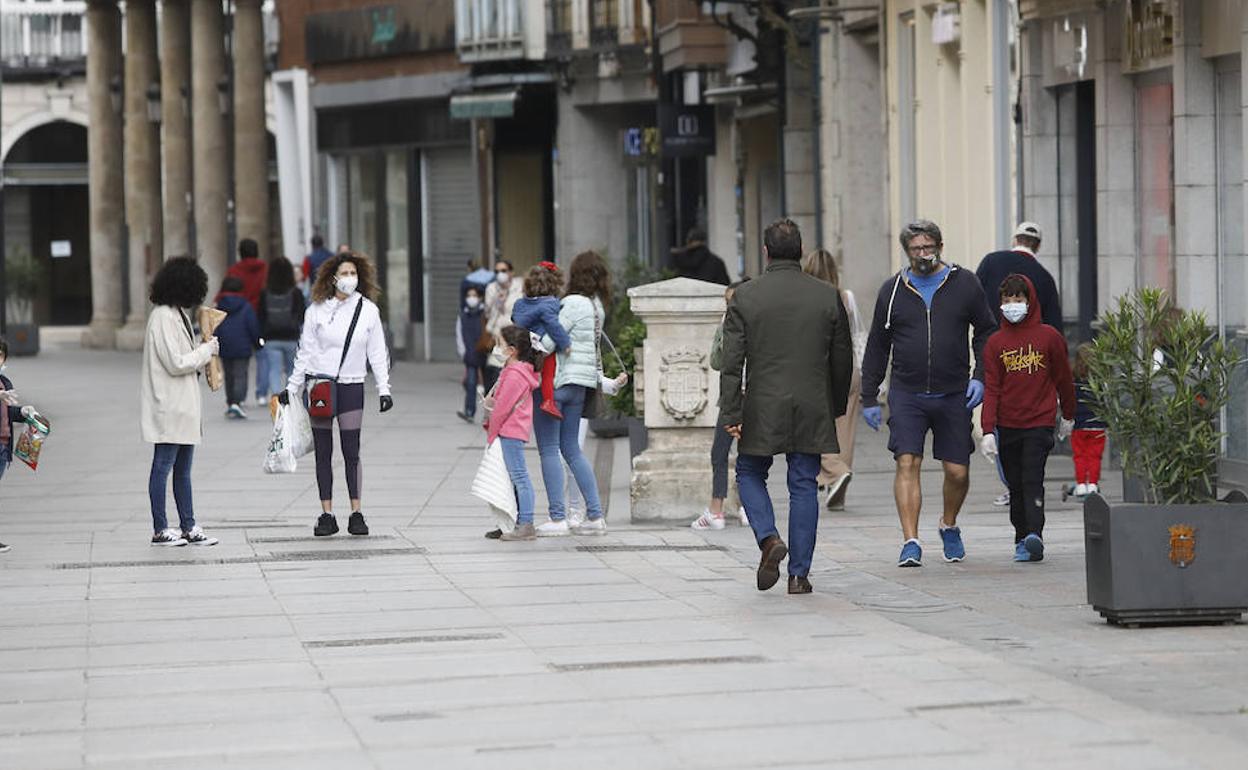 La Calle Mayor de Palencia, esta mañana, llena de gente.