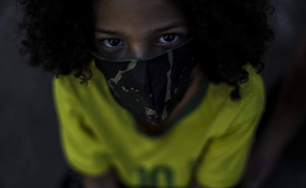 Un niño con mascarilla en la favela Mandela, en Río de Janeiro.