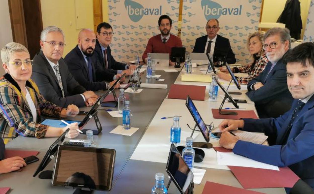 César Pontvianne y Pedro Pisonero presiden una reunión anterior del consejo de Iberaval.