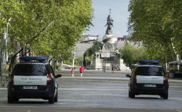 Primera denuncia en Valladolid a unos padres por salir los dos a pasear con su hijo en Huerta del Rey