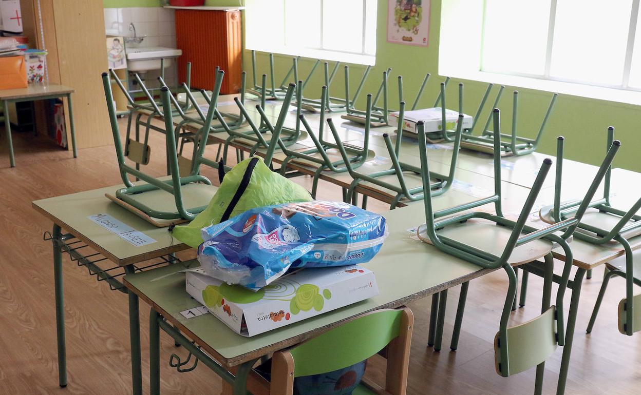 Libros y material escolar, a la espera de ser recogido en el colegio garcía Quintana. 