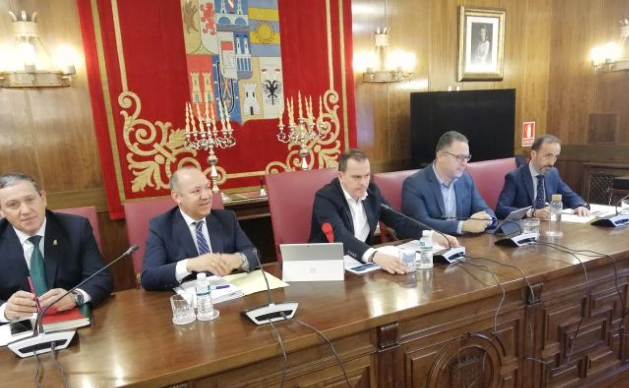 El presidente de la Diputación, Francisco José Requejo, en el centro, junto a diputados del equipo de Gobierno. 