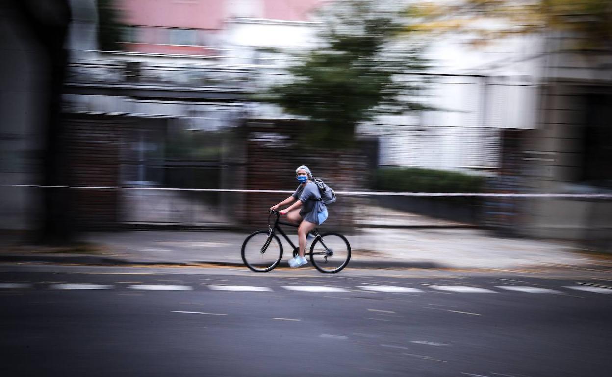 La bicicleta, con un carril destinado a su circulación, medio de transporte urbano para mantenera la distancia social.